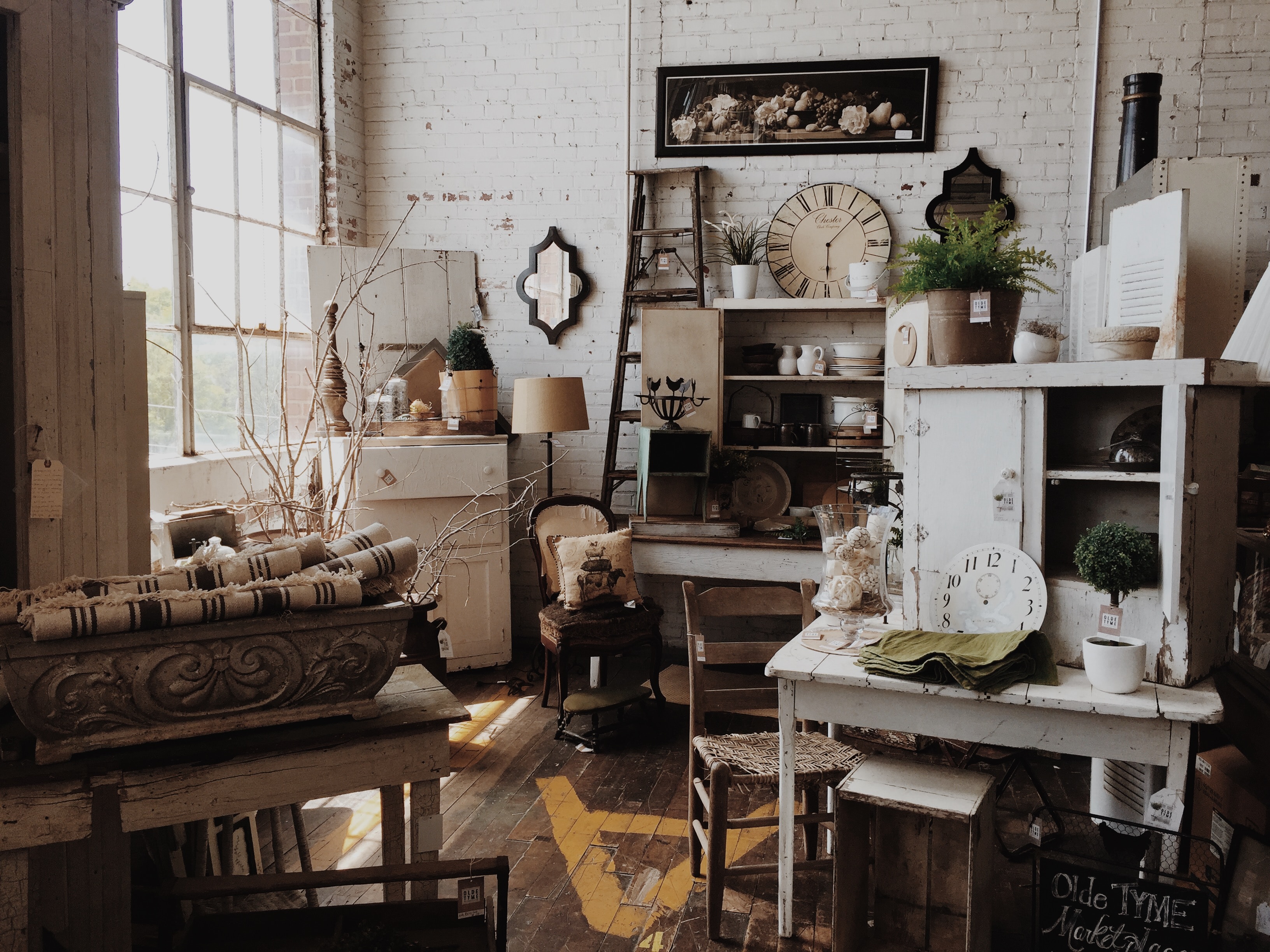 How to Use Smoked Antique Mirrors in Interior Designing - Osborn Glass